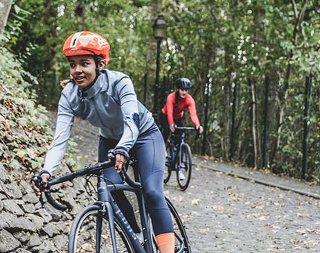 Two woman cycling on the Muur de geraardsbergen